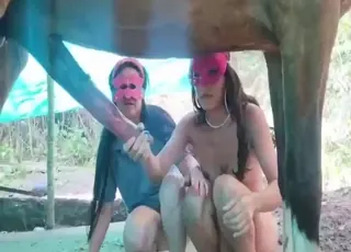 امرأتان تمارسان الجنس مع حصان