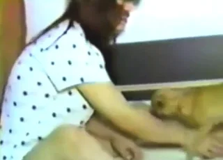 جرو صغير يتسع جيداً أثناء الجماع مع الكلب