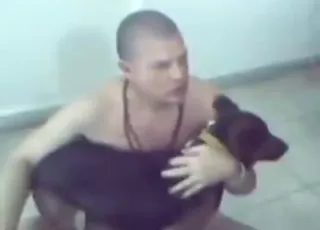 جدة أصلع تنجرح من كلب أسود كبير