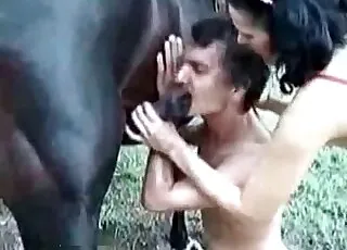 جيلف ناضجة تستمتع بجنس الكلب أخيراً